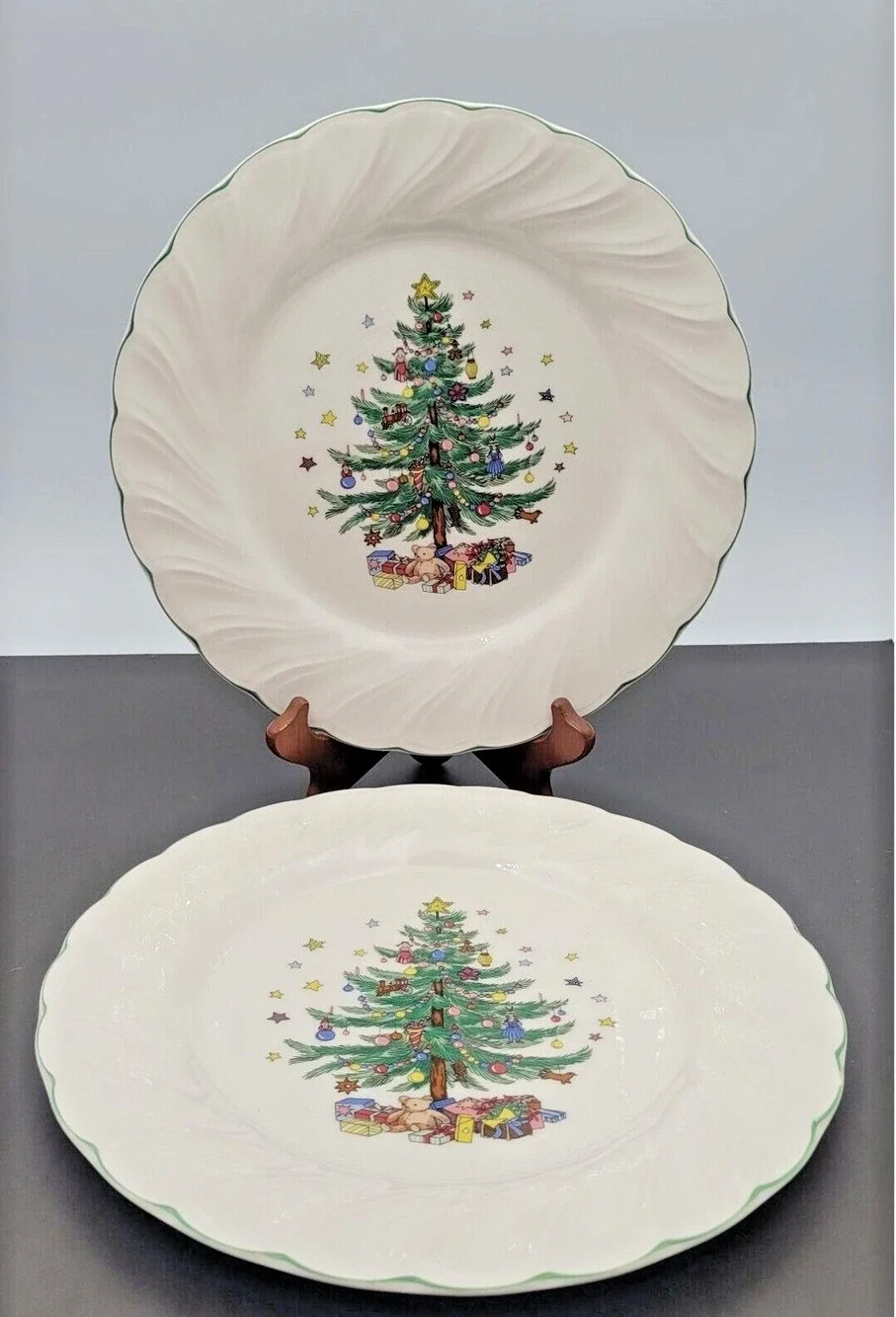 Nikko Happy Holidays Christmas Swirl Dinner Plates 10.75